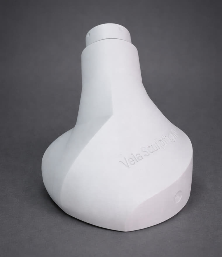 Cabezal ergonómico blanco para equipamiento médico, con el nombre del producto grabado en relieve