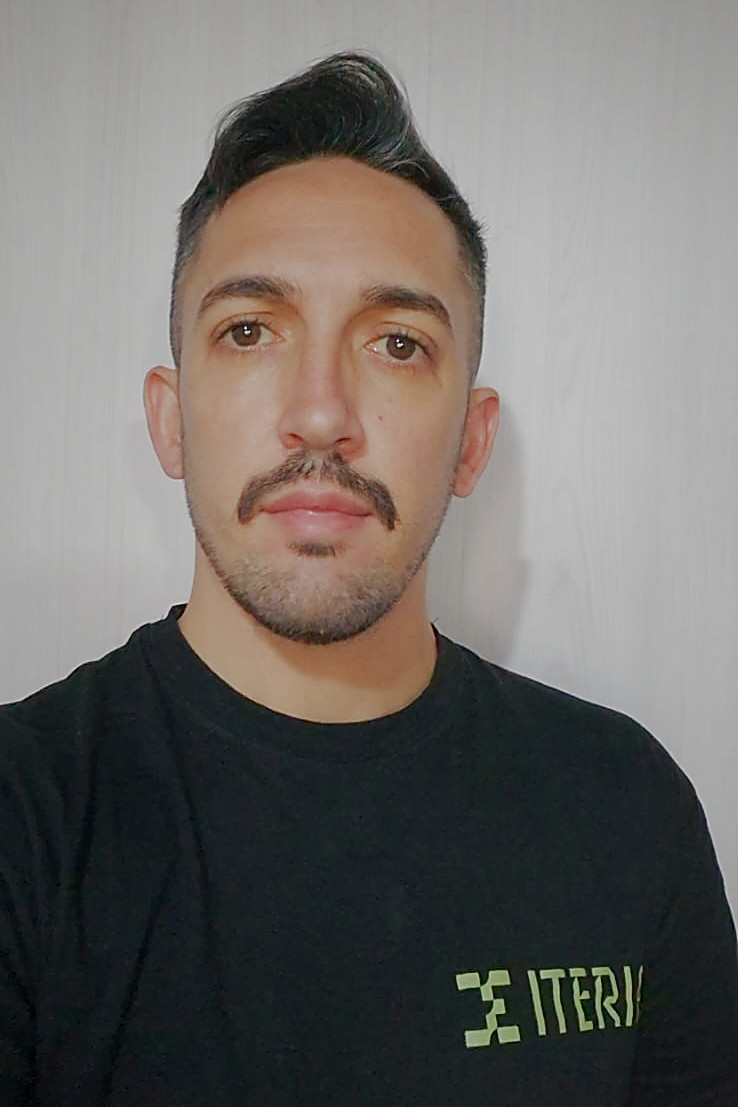 Retrato de Facundo Vicente, fundador de Iteria, con la remera negra del estudio