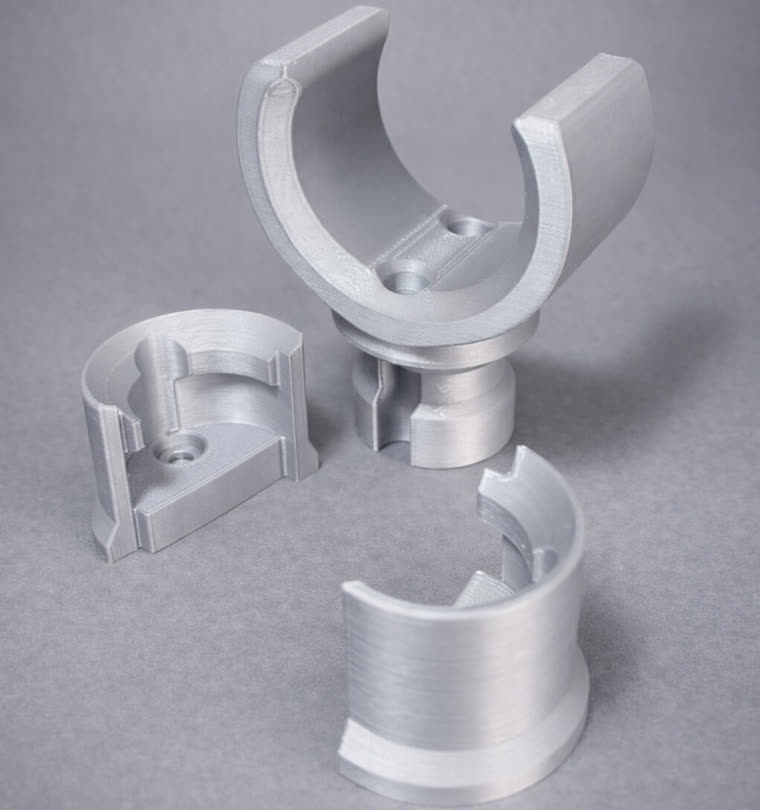 Soporte giratorio gris en tres piezas: cuna en U, base y casquillo de giro